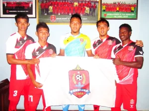 Foto arsip pemain Persijap Jepara berfoto bersama bendera klub