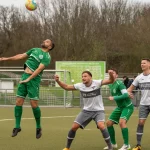 Sejumlah pemain bertanding sepak bola di lapangan
