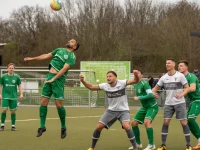 Sejumlah pemain bertanding sepak bola di lapangan