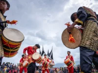 Pertunjukan musik perkusi tradisional Tambua Tansa dari Minangkabau.