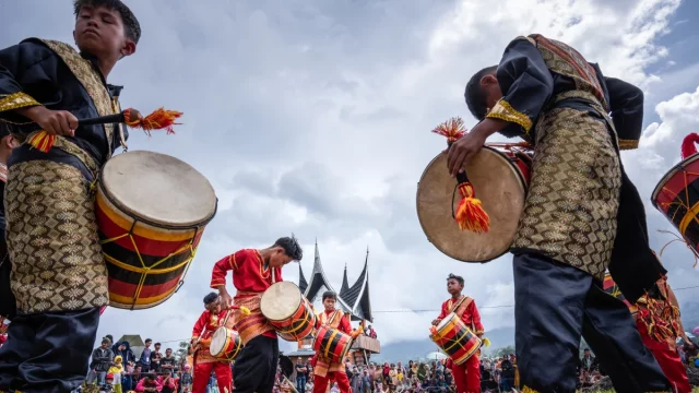 Pertunjukan musik perkusi tradisional Tambua Tansa dari Minangkabau.