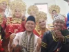 Sekelompok warga berpakaian adat Minangkabau lengkap dengan suntiang emas dalam acara pertunjukan tari tradisional