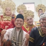 Sekelompok warga berpakaian adat Minangkabau lengkap dengan suntiang emas dalam acara pertunjukan tari tradisional