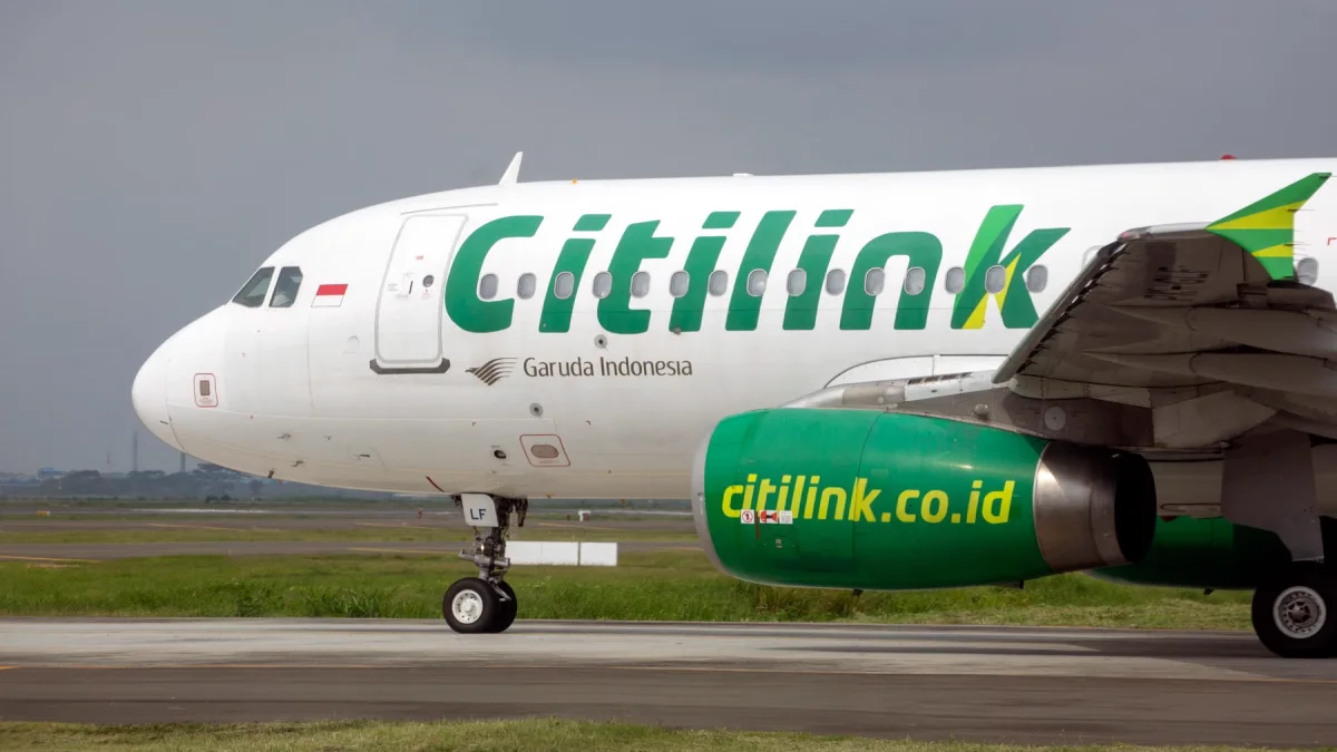 Pesawat Citilink melintas di landasan sebuah bandara di Indonesia