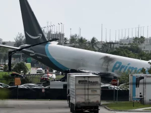 Pesawat kargo Amazon setelah kecelakaan di Bandara Internasional Miami, Florida, Amerika Serikat