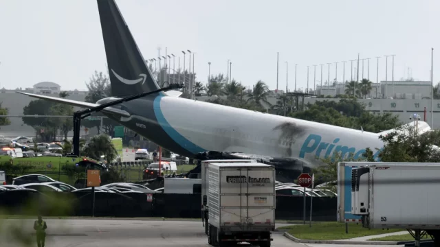 Pesawat kargo Amazon setelah kecelakaan di Bandara Internasional Miami, Florida, Amerika Serikat