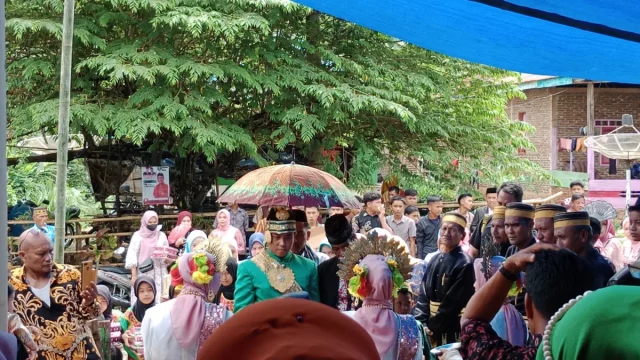 Tamu berbusana adat menyambut pengantin pria dengan tari paduppa dalam pernikahan adat Bugis, Sulawesi Selatan