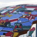 Patung Benua Afrika berhias bendera negara-negara Afrika di Place du Souvenir Africain, Dakar