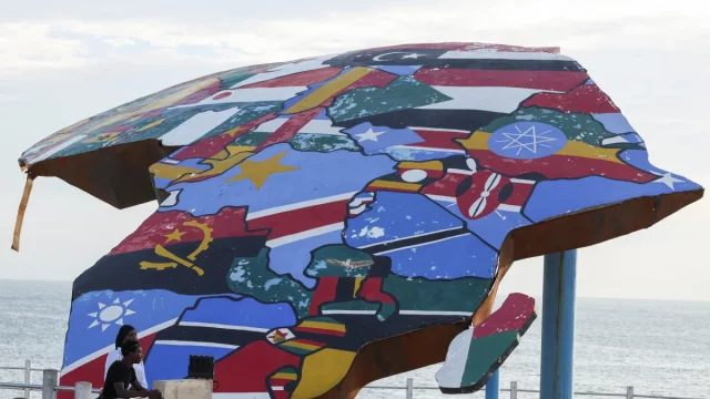 Patung Benua Afrika berhias bendera negara-negara Afrika di Place du Souvenir Africain, Dakar
