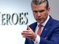 Menteri Pertahanan AS Pete Hegseth berbicara dalam sebuah upacara di Pentagon
