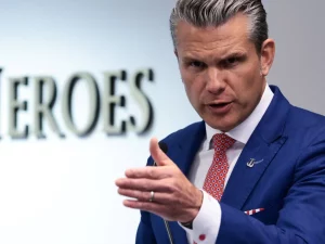 Menteri Pertahanan AS Pete Hegseth berbicara dalam sebuah upacara di Pentagon