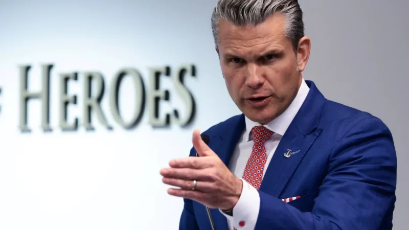 Menteri Pertahanan AS Pete Hegseth berbicara dalam sebuah upacara di Pentagon