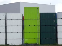 Tumpukan peti kemas berbagai warna di kawasan Pelabuhan Rotterdam, Belanda