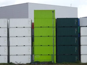 Tumpukan peti kemas berbagai warna di kawasan Pelabuhan Rotterdam, Belanda