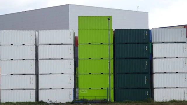 Tumpukan peti kemas berbagai warna di kawasan Pelabuhan Rotterdam, Belanda