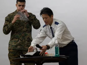 Petugas mendemonstrasikan tes napas alkohol (breathalyzer) dalam kuliah pencegahan mabuk-menyetir