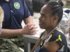 Petugas kesehatan mengukur tekanan darah pasien di klinik National Referral Hospital, Honiara, Kepulauan Solomon, 2023