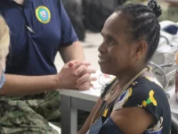 Petugas kesehatan mengukur tekanan darah pasien di klinik National Referral Hospital, Honiara, Kepulauan Solomon, 2023