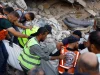 Petugas Pertahanan Sipil Gaza mengevakuasi korban dari reruntuhan gedung di Kota Gaza