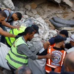 Petugas Pertahanan Sipil Gaza mengevakuasi korban dari reruntuhan gedung di Kota Gaza