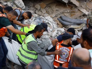 Petugas Pertahanan Sipil Gaza mengevakuasi korban dari reruntuhan gedung di Kota Gaza