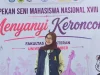 Pingki Eka Saputri di depan latar tangkai lomba menyanyi keroncong PEKSIMINAS XVIII