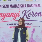 Pingki Eka Saputri di depan latar tangkai lomba menyanyi keroncong PEKSIMINAS XVIII