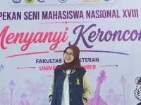 Pingki Eka Saputri di depan latar tangkai lomba menyanyi keroncong PEKSIMINAS XVIII