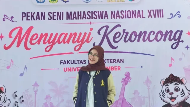 Pingki Eka Saputri di depan latar tangkai lomba menyanyi keroncong PEKSIMINAS XVIII