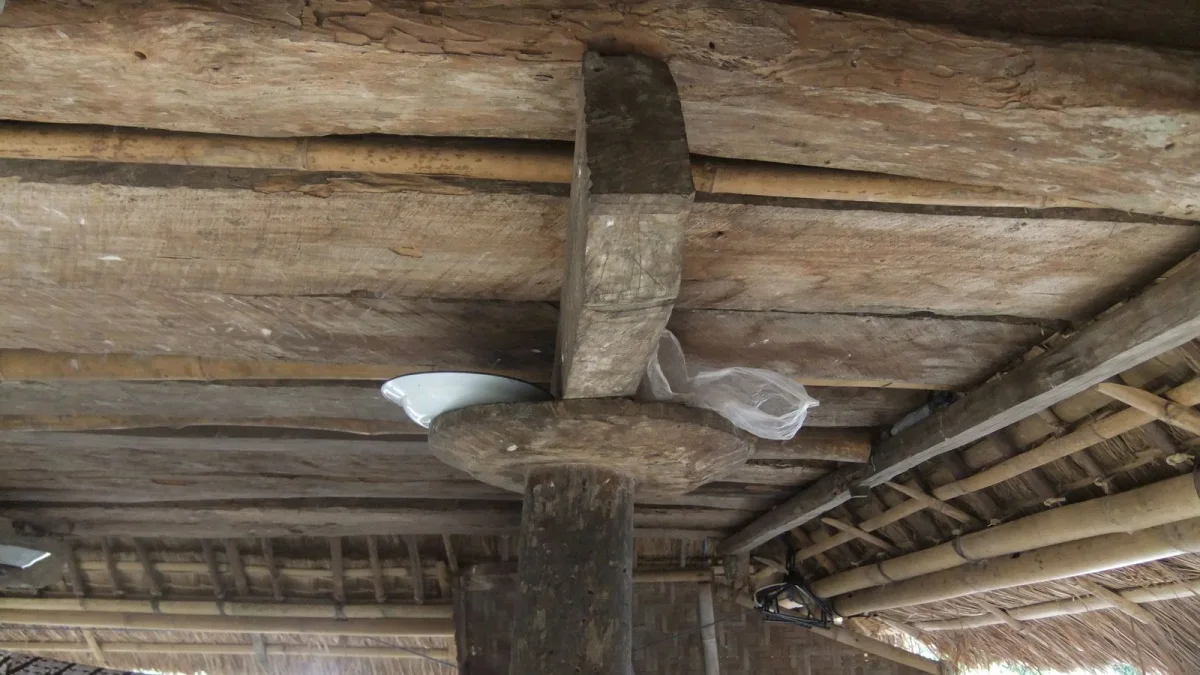 Piringan kayu di puncak tiang lumbung padi di Desa Sade, Lombok