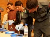 Anggota polisi Afghanistan berlatih menaburkan serbuk sidik jari pada kursus forensik di Paktika, 2013