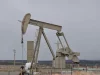 Pompa angguk di ladang minyak