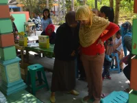 Kader posyandu memeriksa dan menimbang balita pada kegiatan posyandu di Desa Kanoman.