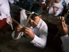 Murid sekolah dasar di Godean, Yogyakarta, membuat wayang suket dari rumput