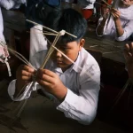 Murid sekolah dasar di Godean, Yogyakarta, membuat wayang suket dari rumput