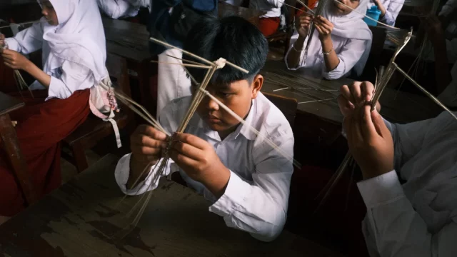 Murid sekolah dasar di Godean, Yogyakarta, membuat wayang suket dari rumput