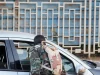 Seorang tentara memeriksa kendaraan di pos pemeriksaan di Niamey, Niger