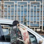 Seorang tentara memeriksa kendaraan di pos pemeriksaan di Niamey, Niger