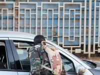 Seorang tentara memeriksa kendaraan di pos pemeriksaan di Niamey, Niger