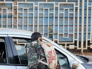Seorang tentara memeriksa kendaraan di pos pemeriksaan di Niamey, Niger