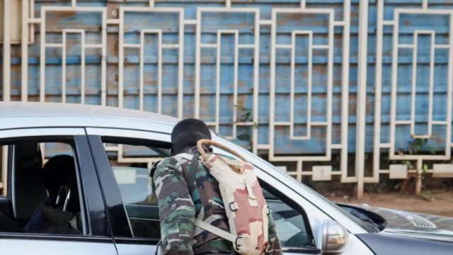Seorang tentara memeriksa kendaraan di pos pemeriksaan di Niamey, Niger