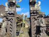 Ilustrasi gapura batu berukir di sebuah pura di Bali.
