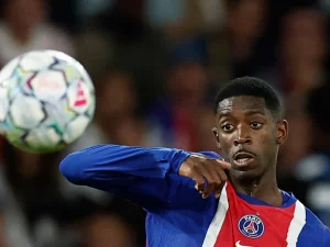 Ousmane Dembele mengawasi bola pada laga Paris Saint-Germain melawan Slovan Bratislava