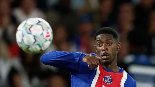 Ousmane Dembele mengawasi bola pada laga Paris Saint-Germain melawan Slovan Bratislava