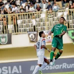 Pemain PSS Sleman dan Madura United berebut bola udara di Stadion Maguwoharjo
