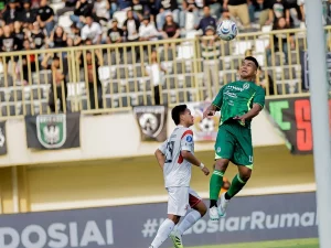Pemain PSS Sleman dan Madura United berebut bola udara di Stadion Maguwoharjo