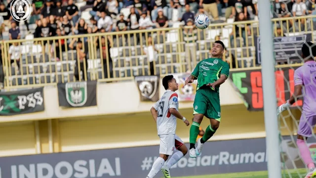 Pemain PSS Sleman dan Madura United berebut bola udara di Stadion Maguwoharjo