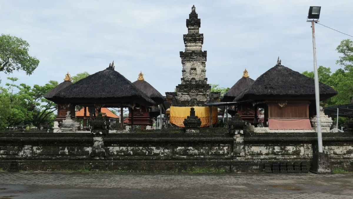 Kompleks pura utama Pura Sakenan di Serangan, Bali, dengan meru dan bale beratap ijuk