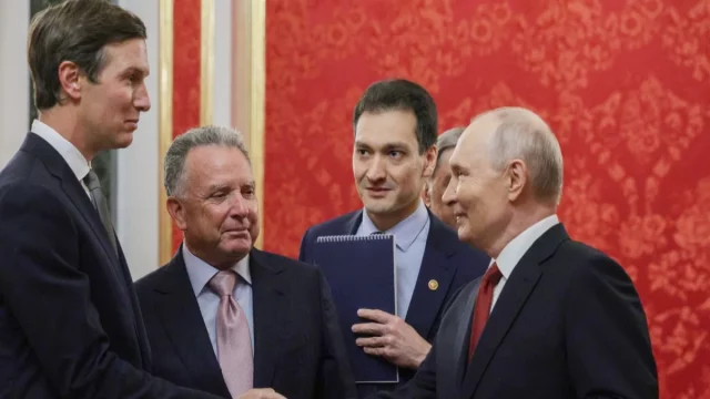 Vladimir Putin menyambut Steve Witkoff dan Jared Kushner untuk perundingan di Moskow