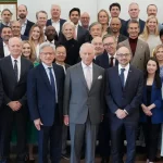 Raja Charles Berfoto Bersama Peserta Pertemuan Pemimpin Industri AI di Dumfries House